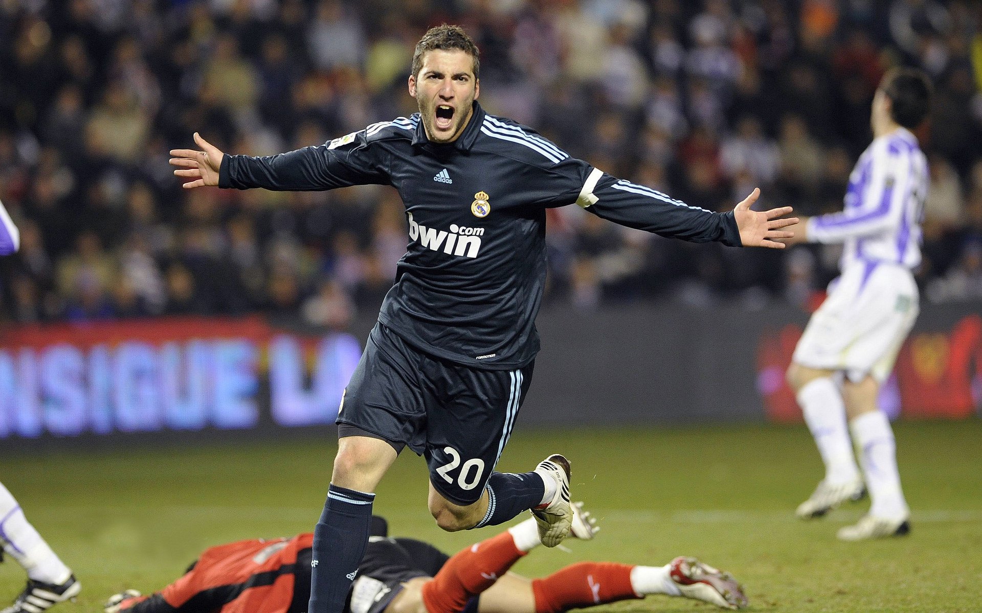 世界田径：肯尼亚跑者再创新高，刷新赛场纪录！，肯尼亚长跑运动员名单