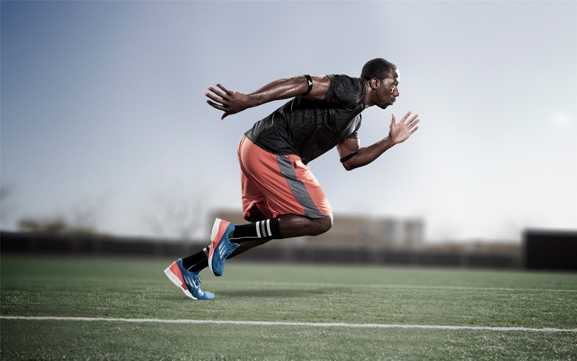 米兰平台-伊劳拉：英超的竞争非常激烈，每一场都无比艰难